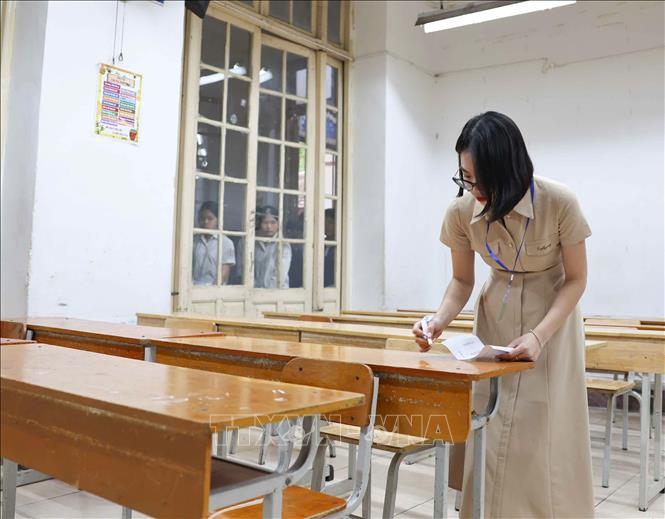 Giám thị đánh số theo sơ đồ chỗ ngồi dự thi của thí sinh. Ảnh: Thanh Tùng - TTXVN